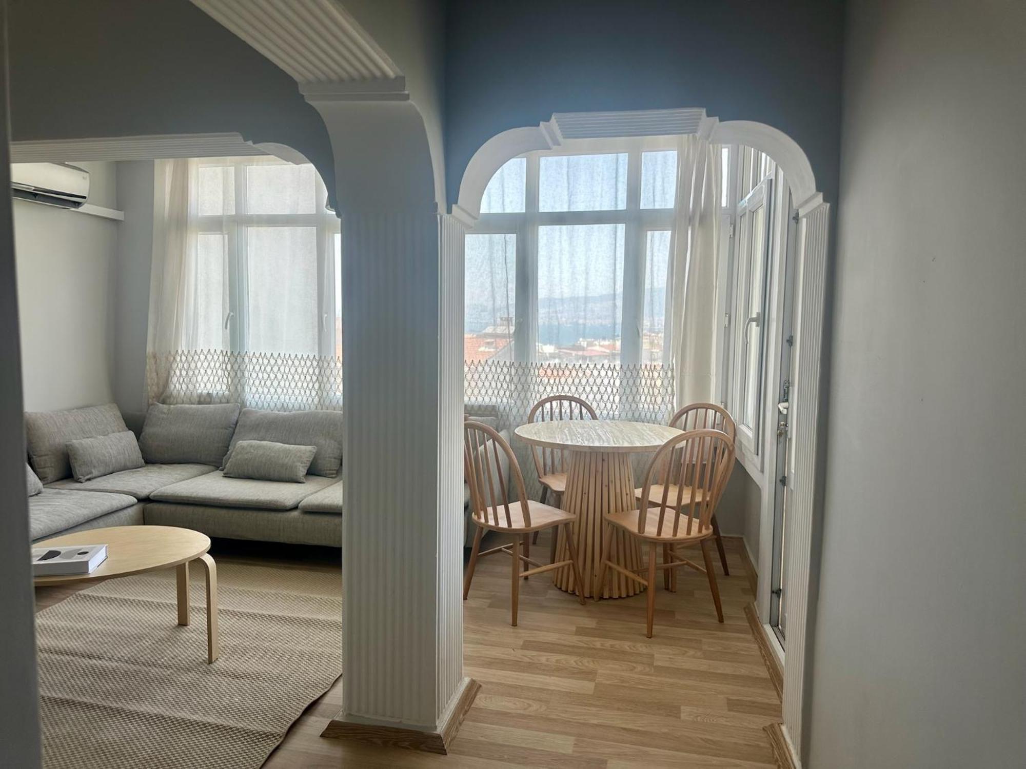 Appartement Tarihi Asansoer Sokaginda İzmir