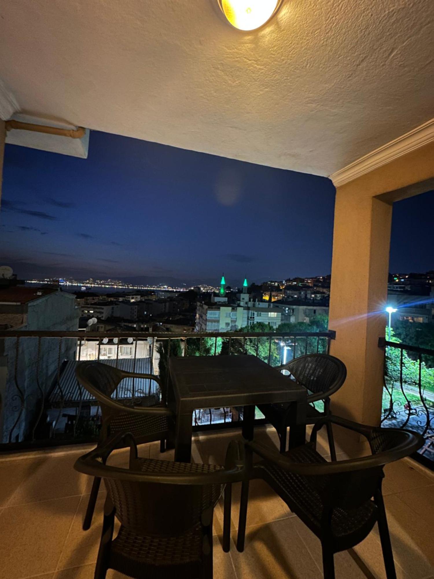 Tarihi Asansoer Sokaginda Appartement İzmir